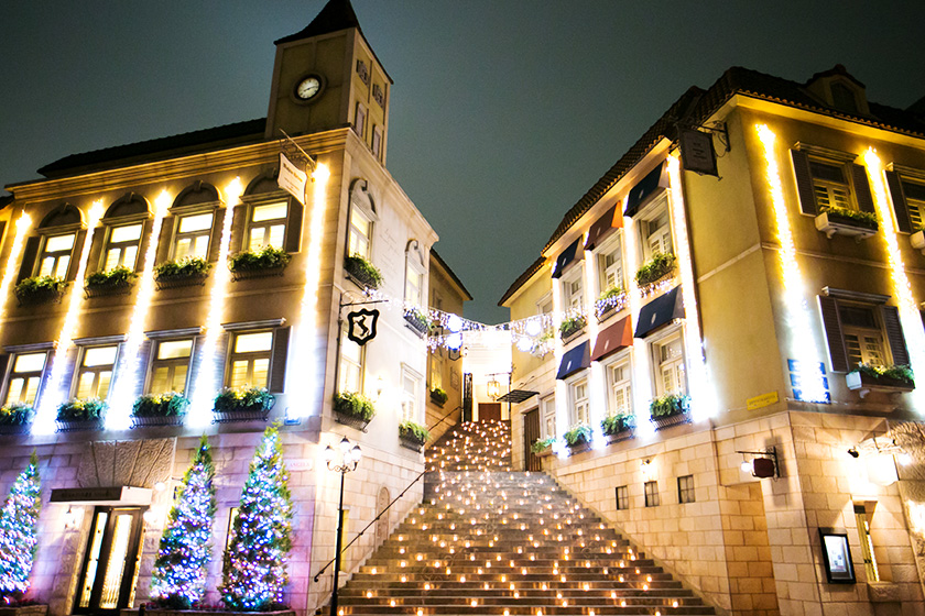 冬季限定でイルミネーションが点灯。<br />
ロマンチックな雰囲気を作り出す。