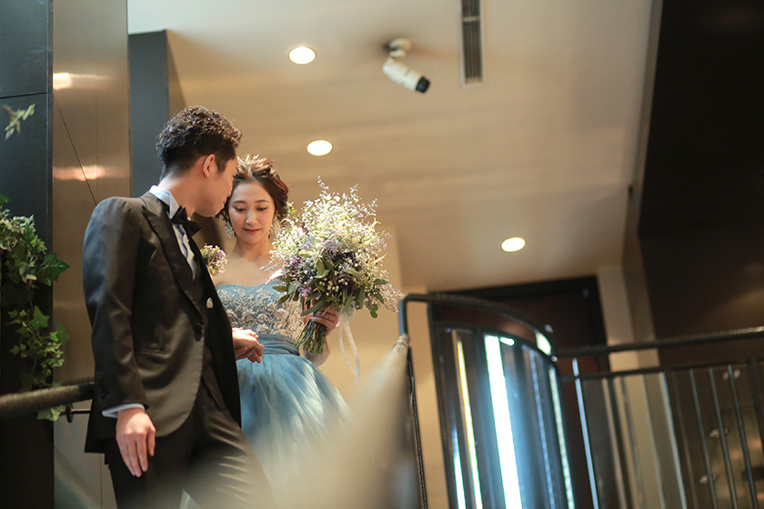 ドレスが美しく映える階段入場。