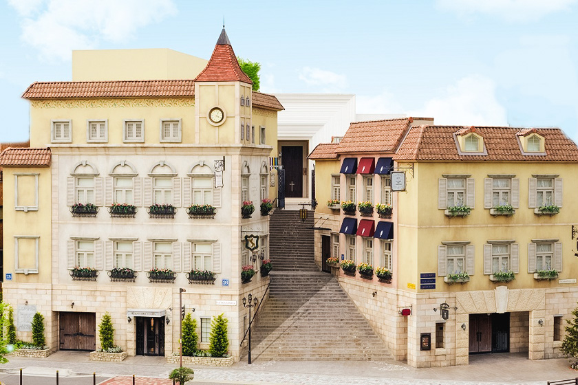 ヨーロッパの街並みをイメージした外観。