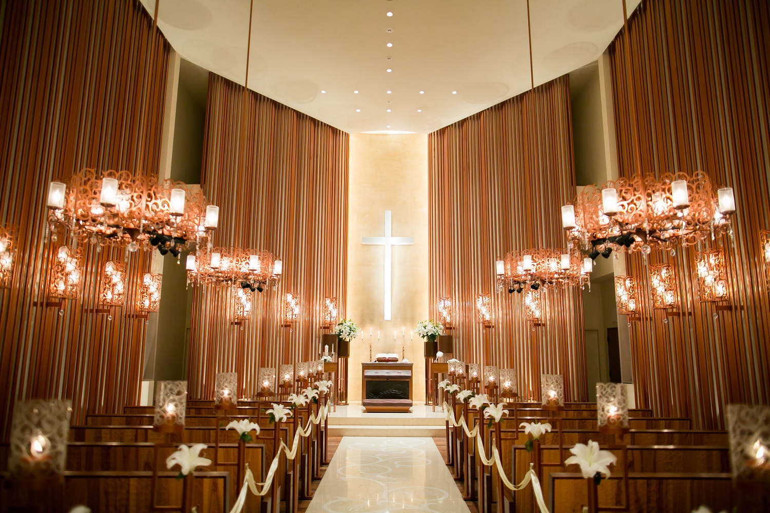 厳かで落ち着いた挙式が叶うチャペル。