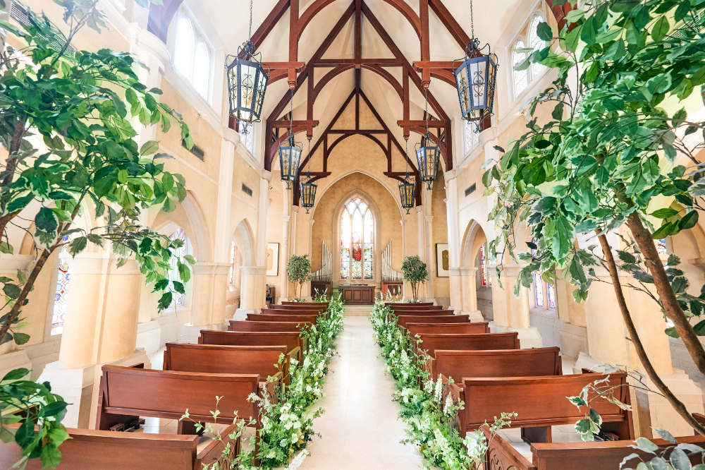 ゲスト参加のアットホームな人前式・王道の教会式、ふたりらしい挙式が叶います