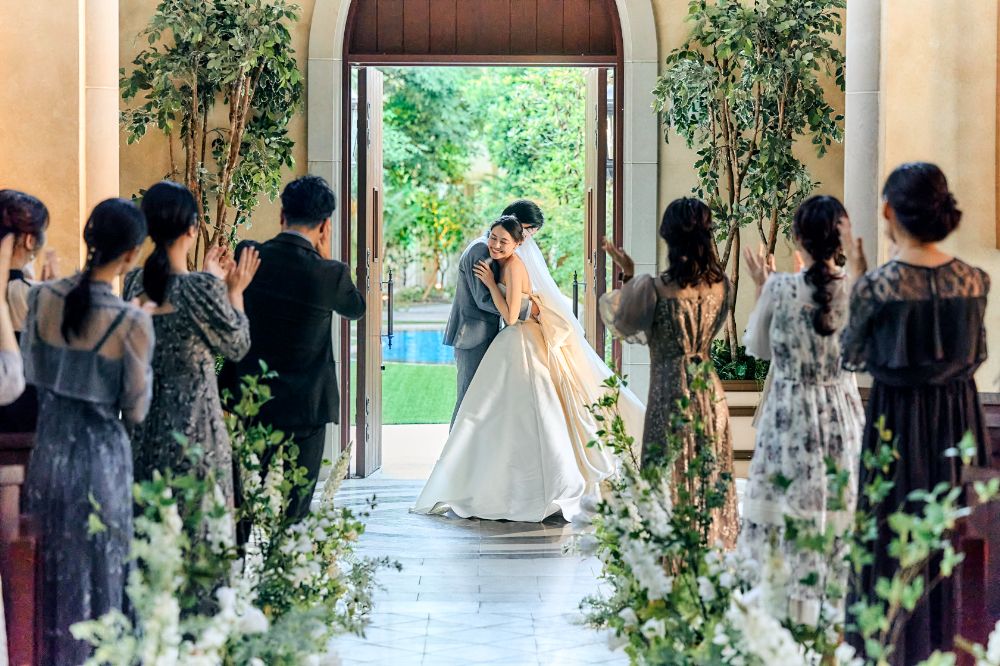 360度ステンドグラスから降り注ぐあたたかな光に包まれて感動の挙式を