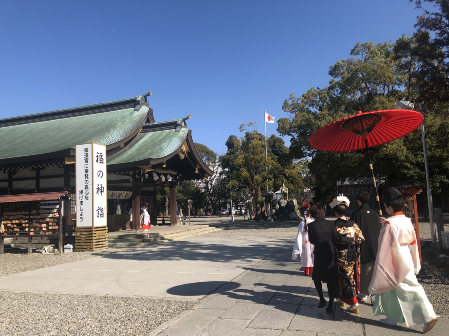 緑に包まれた重厚感のある境内を一歩ずつ歩む「参進の儀」はこれまでの感謝を込めて進む。