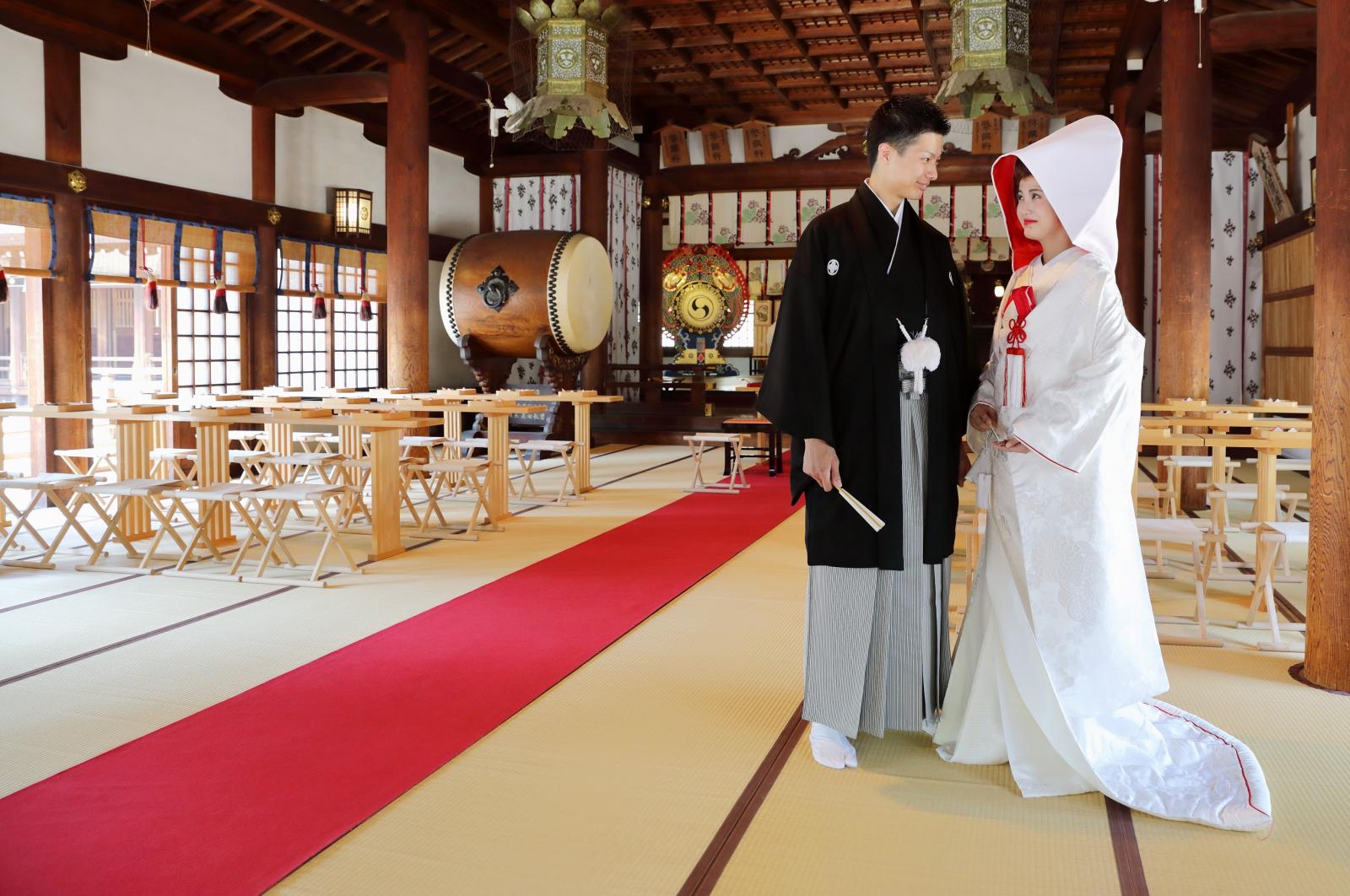 神前挙式は国の登録有形文化財に指定される本殿で　厳かな雰囲気の中大勢のゲストに見守られ執り行われる。<br />
日本古来の奥ゆかしさが味わえる伝統的なスタイルが人気。