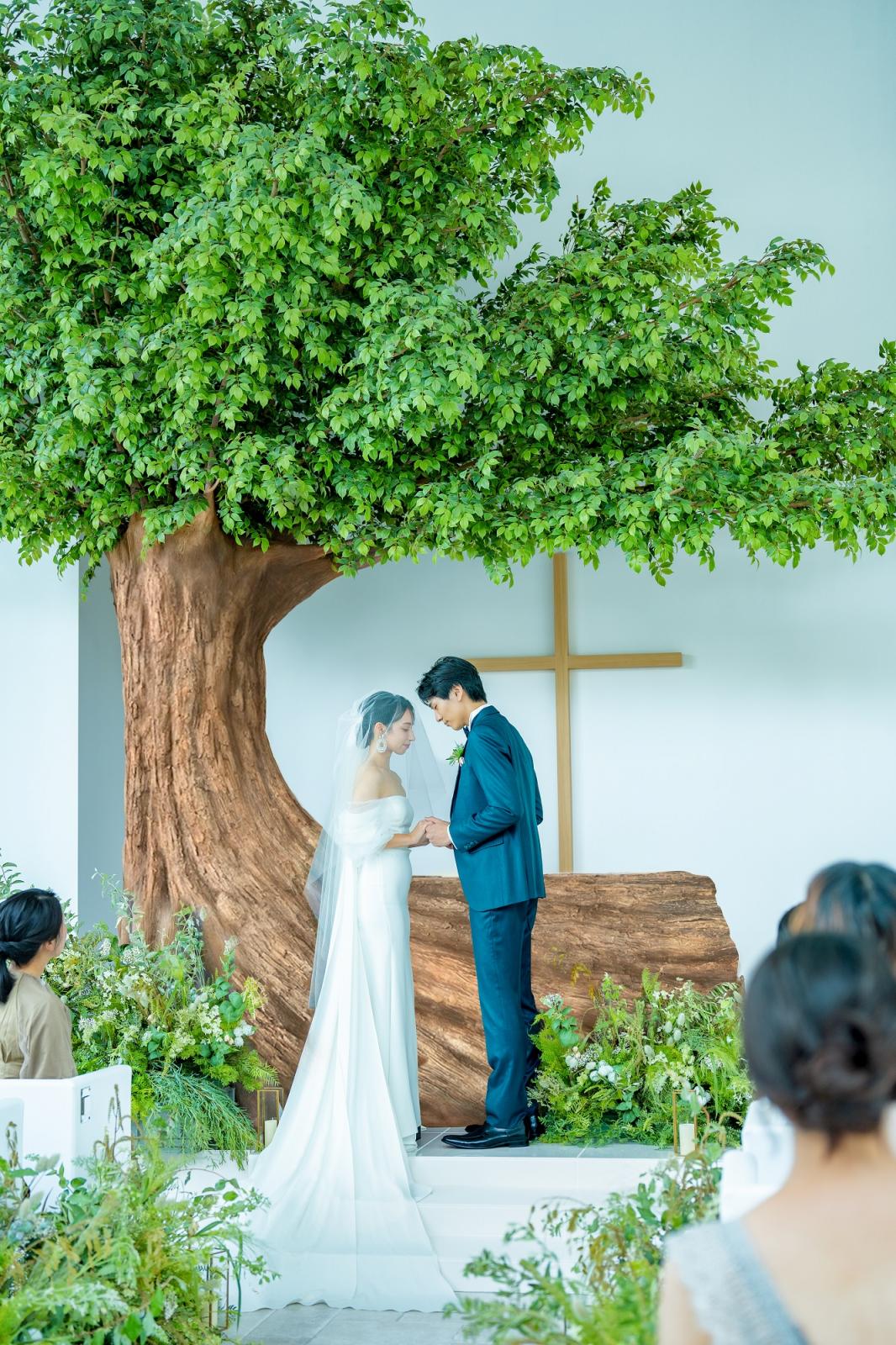 自然と調和する独立型チャペル「アーク」天井高8ｍのスケール空間が新郎新婦をお出迎え。