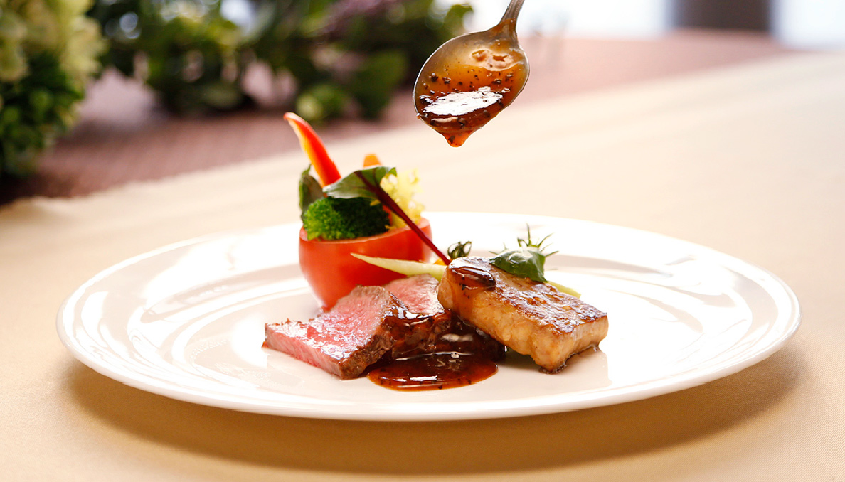 親しい方とのお食事は、リラックスして会話と共に楽しみたいもの。ホワイトチャペルのお料理は、お箸で食べられるからゲストの皆様にも喜んでもらえる。