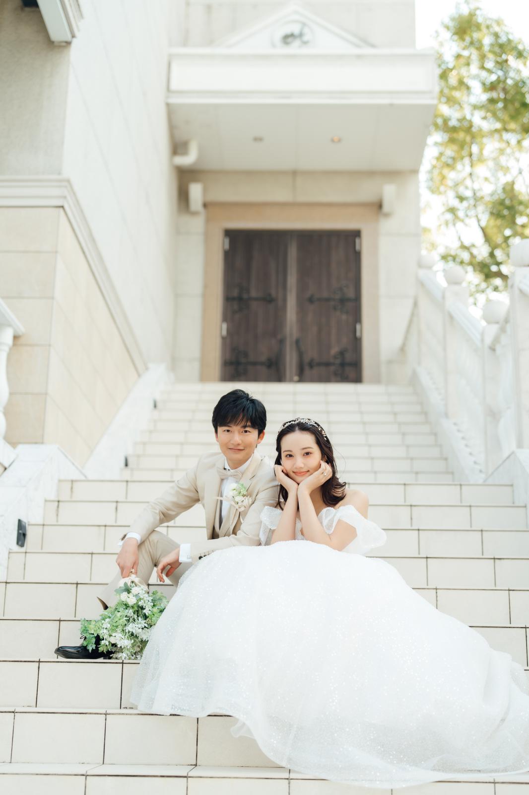 大階段でゲスト全員からのフラワーシャワーの祝福を