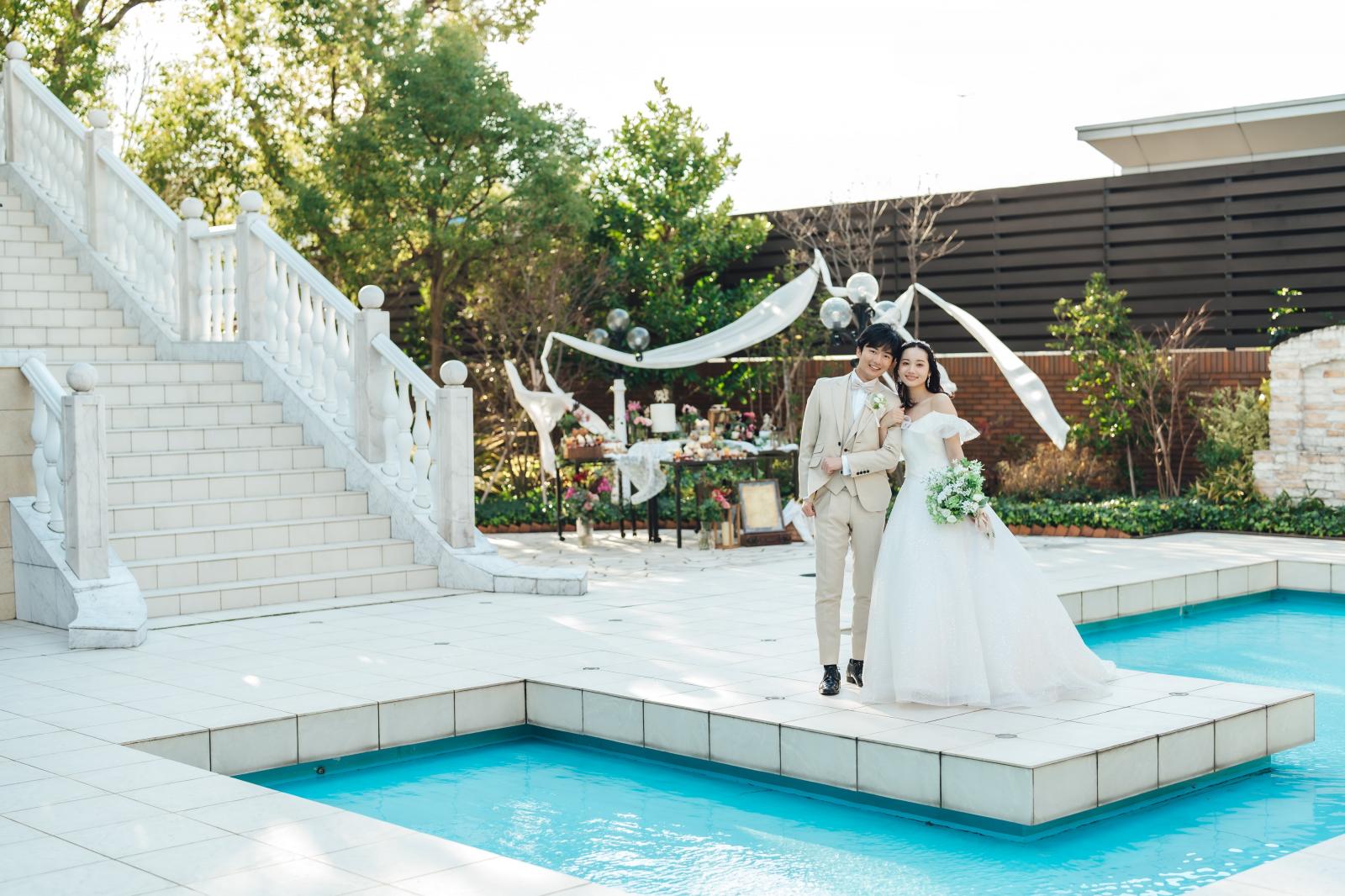 挙式の後はプール付きガーデンへと続く大階段でアフターセレモニーを！輝く太陽と青空の下でゲストの笑顔と祝福に包まれ、おふたりも自然と笑顔になれるはず。雨の日用の大階段もあるから安心。
