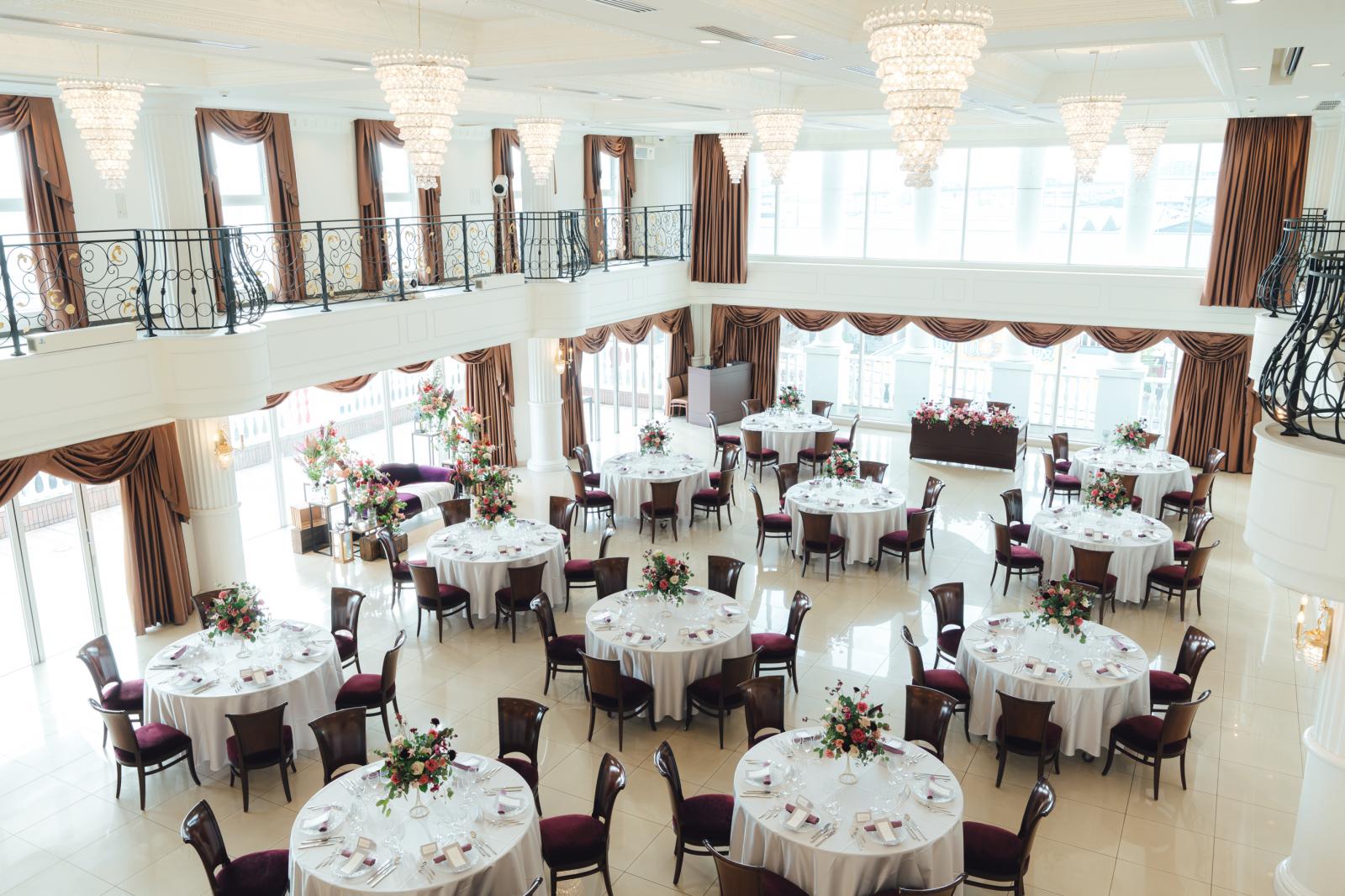 120名収容でき、大きな窓から明るい光がふりそそぐ