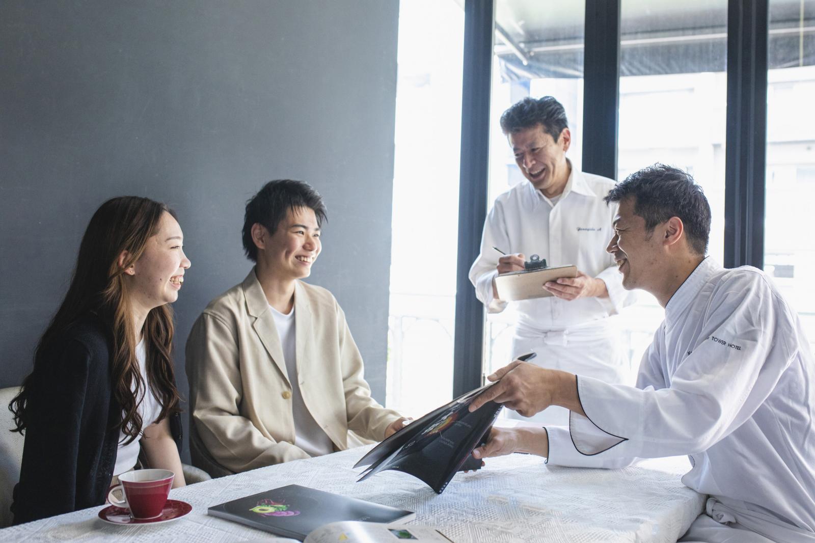 料理の打合せにはシェフ自らが同席し、世界にひとつのコース料理を提案。
