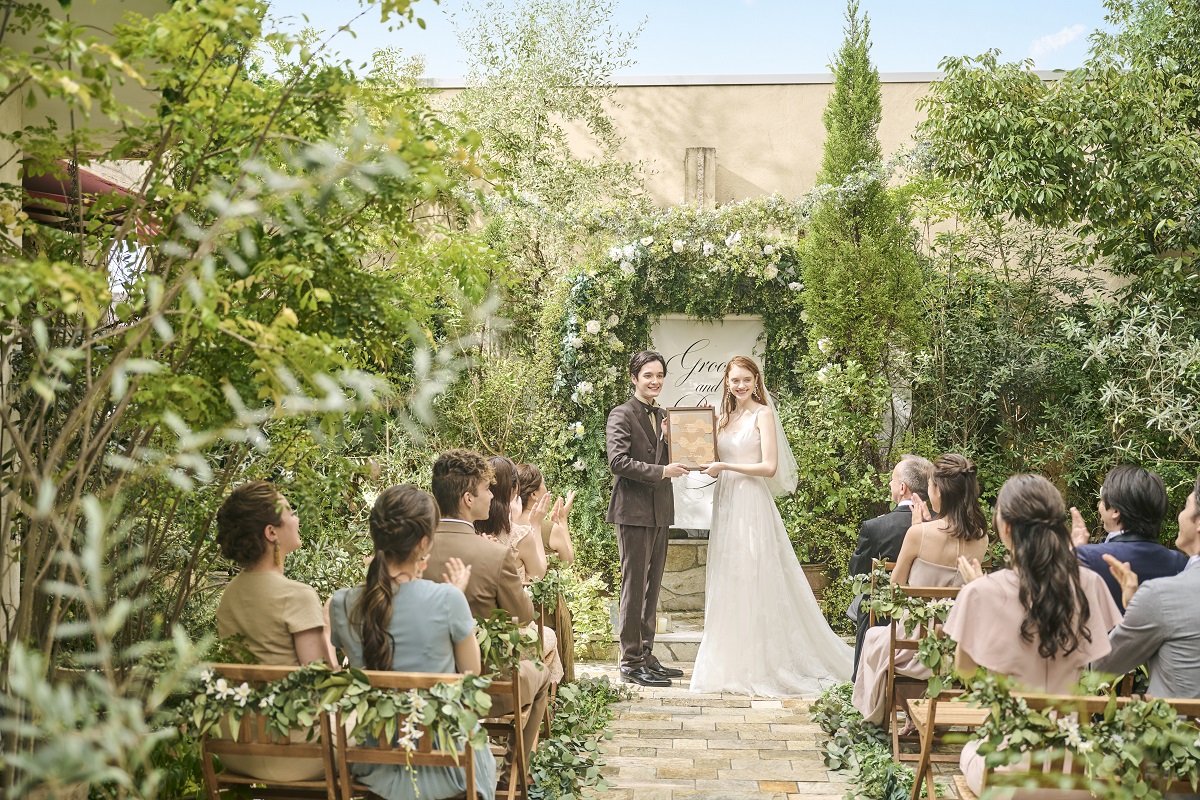 陽光降り注ぐ、開放感いっぱいのガーデンセレモニー