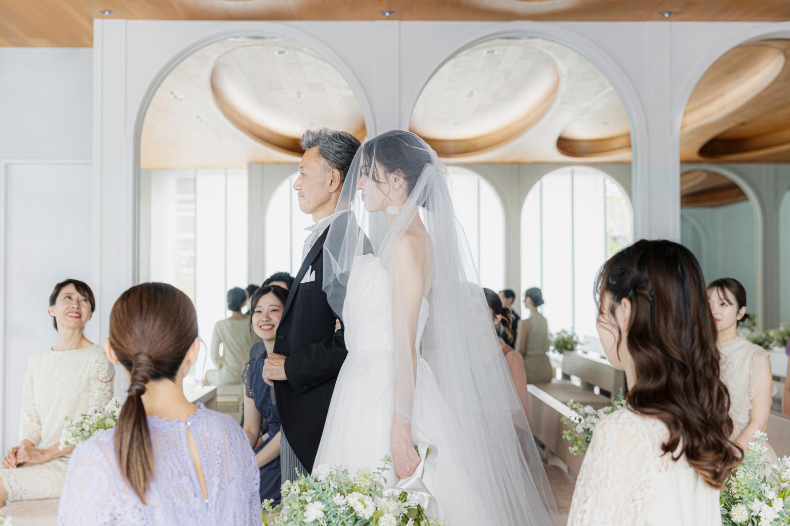 美しい曲線が描く印象的なデザインはシンプルながらもやわらかなシーンを演出。