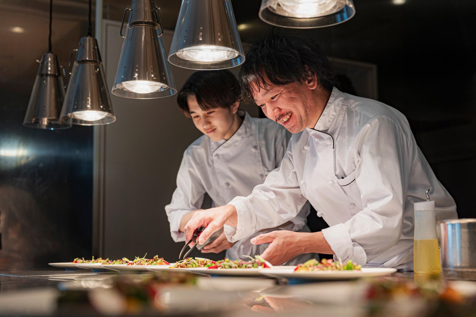 目の前で仕上がる料理を出来立てで味わう贅沢なレストランスタイル