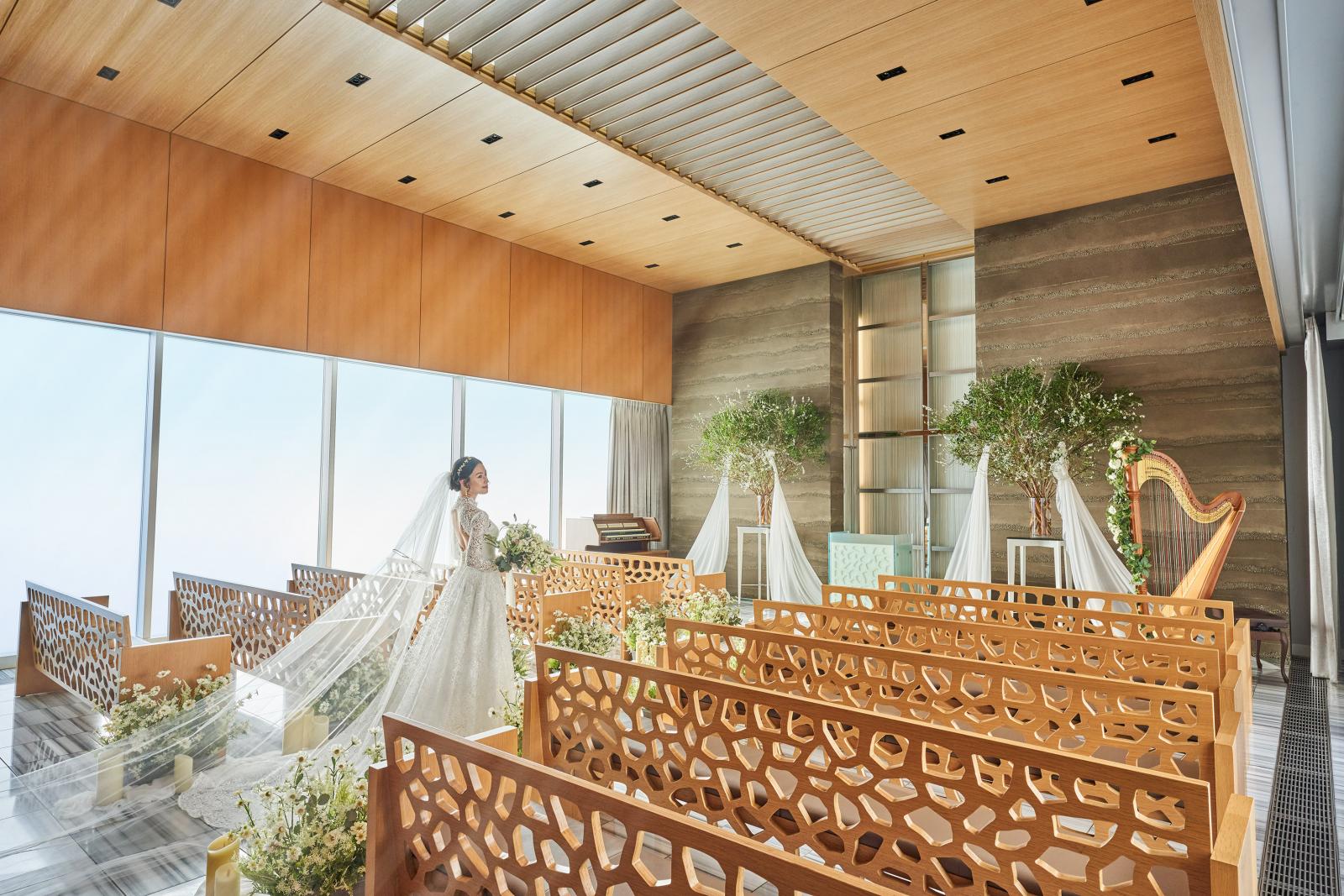 天井から降り注ぐやわらかな光と荘厳なハープの音色に包またチャペル『ＯＮＧＡＫＵＤＯ』