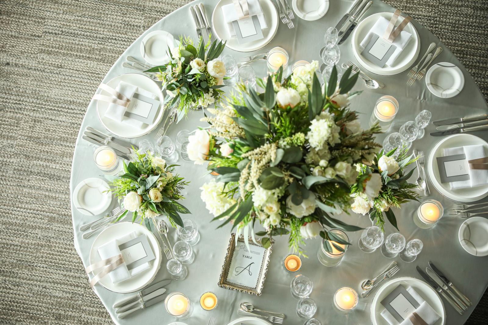白×グリーン×シルバーの上品でありながらナチュラルな雰囲気のテーブルコーディネイト