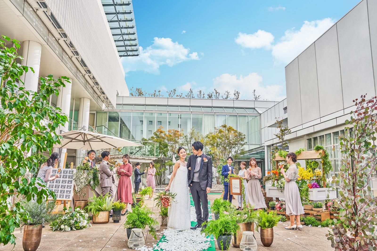 感動挙式の後は、青空と心地良い風を感じながら盛大にガーデンパーティー