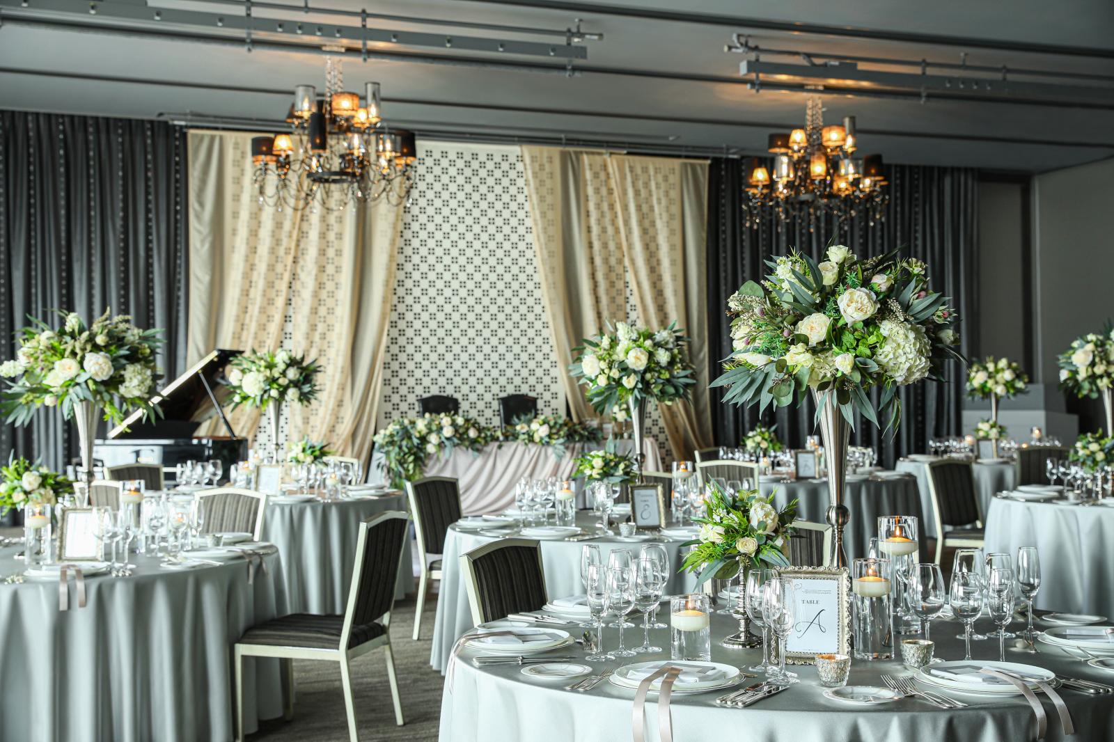 最大200名まで入るアークリッシュ最大のバンケットホール！吹抜けの高い天井とブラックシャンデリアが特徴！