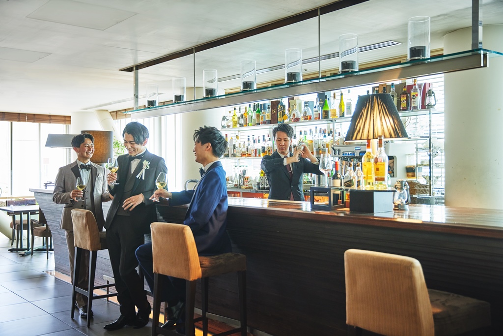 パーティ会場のとなりにはオシャレなバーが併設されている