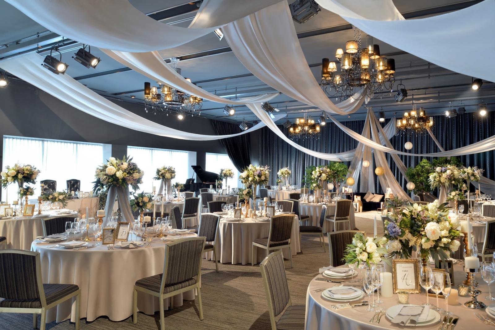 華やかな空間、フォトジェニックな写真を一緒に撮って愉しんだり二人らしいパーティが叶う