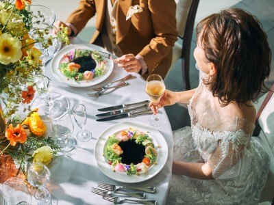 オープンキッチンから出来立てのお料理がサーブされる