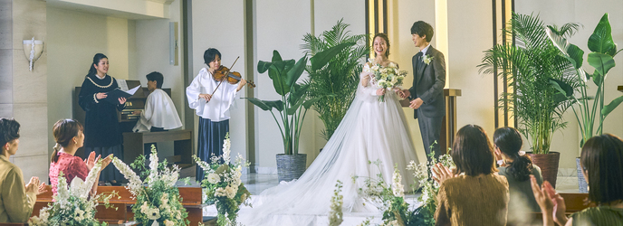 大切なゲストの皆様に祝福されながら15メートルのバージンロードを歩いて。1歩1歩が新婦様の未来へ