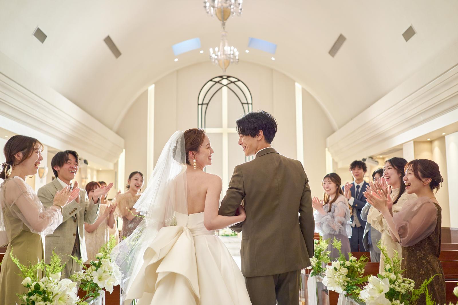 【シンプルで温かみのある独立型の大聖堂セントアンジュール教会】