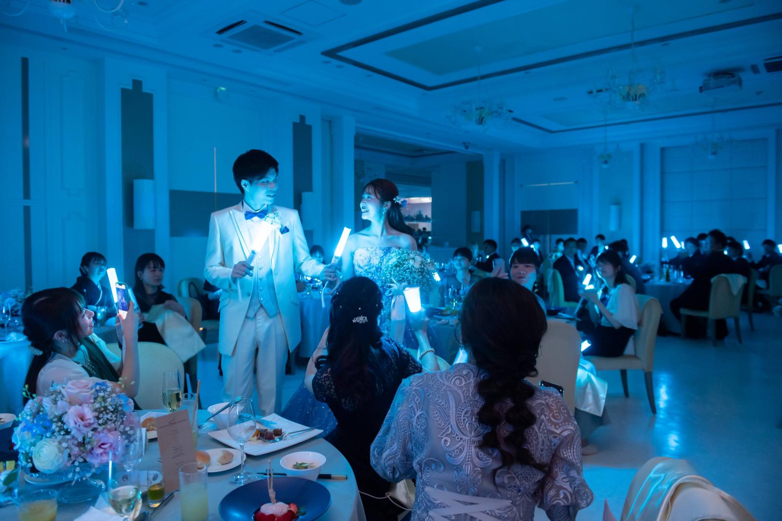 結婚式場ではethicaが全国初のネオンライト演出！お2人の指定の音楽に合わせて会場全体がコンサートさながらにガラリと変わるサプライズ演出！