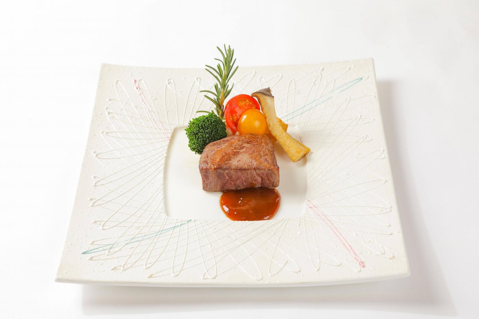 【和牛フィレ肉の北大路魯山人風】わさび醬油を用いた味付けで和テイストのお料理