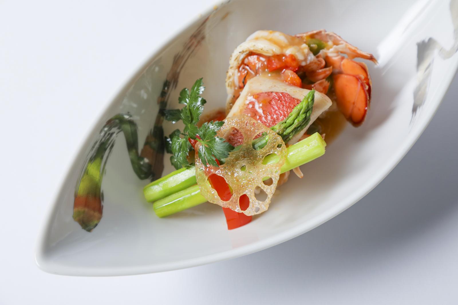 海老と金目鯛を使ったお魚料理、旬の彩り野菜も季節に合わせてアレンジ！