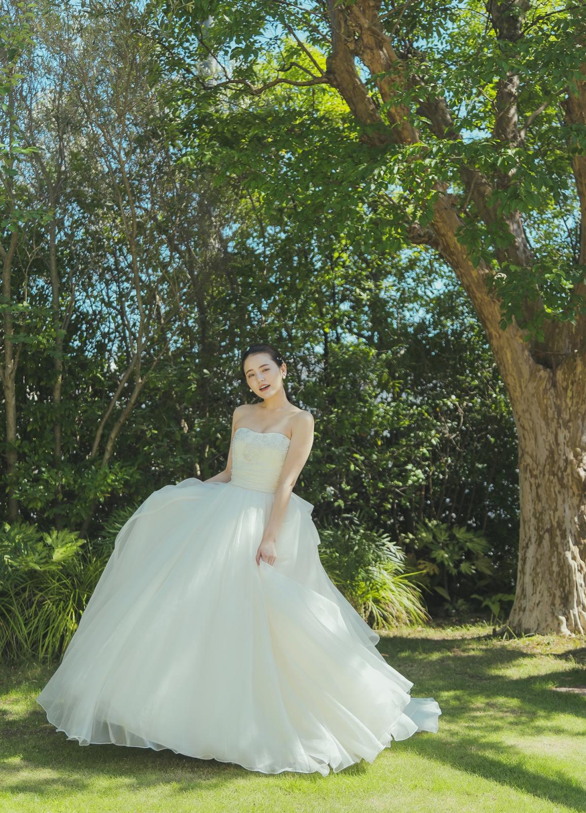 爽やかなガーデンではドレスがなびくようなカットも貸切だからこそゆっくり撮影可能！