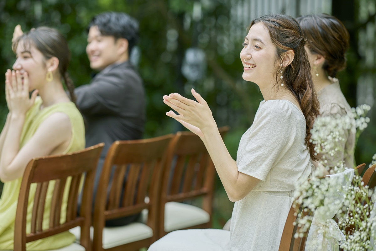 四季折々の美しい花々も彩られるガーデン挙式。春には満開のミモザの元行う挙式も人気。