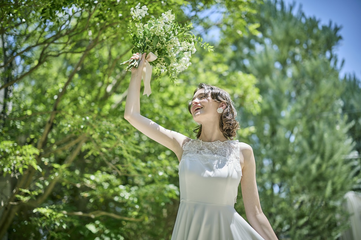 四季折々でガーテンの花々が美しく彩られる。春にはミモザが美しく咲き誇る。
