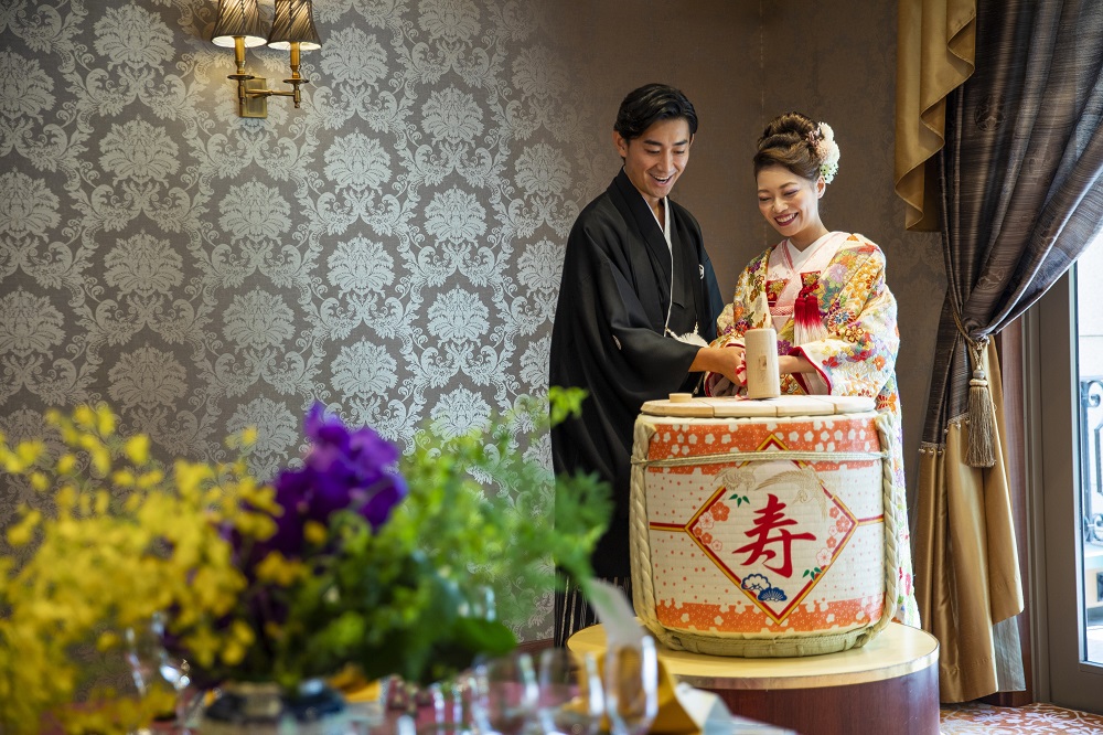 お酒を振舞う 鏡開きやお菓子開きまで、テーマに合わせた演出が可能