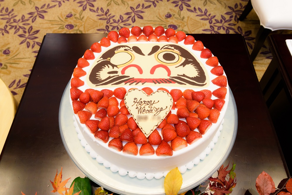 ケーキ入刀の代わりにダルマの目入れ式♪