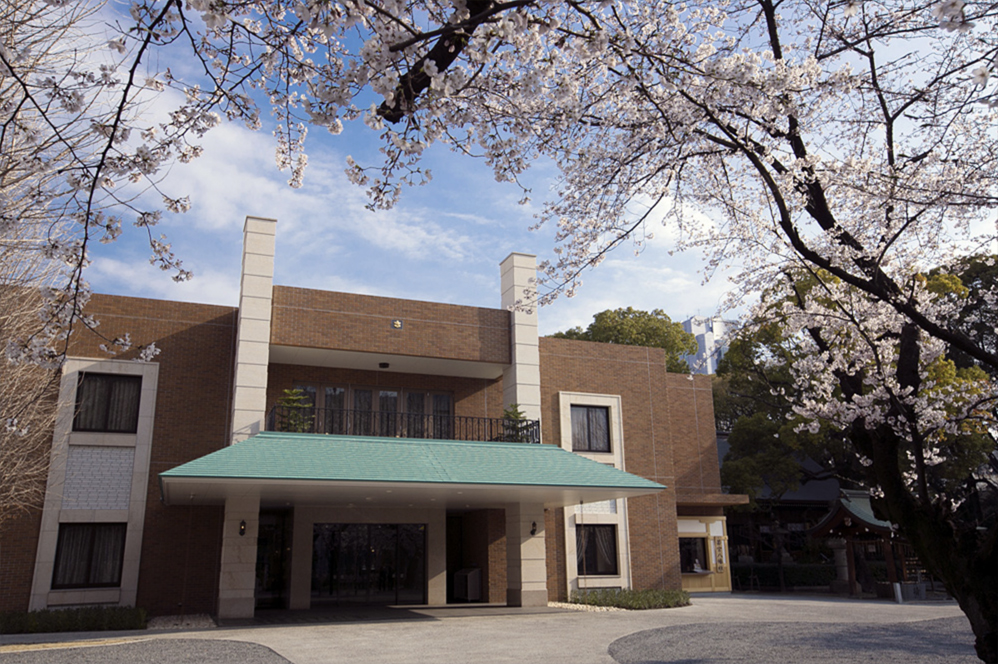 風格ある社殿に並び建つ洋館は、開国間もない日本を華やかに彩った社交場を思わせる優美にして堂々たる佇まい。