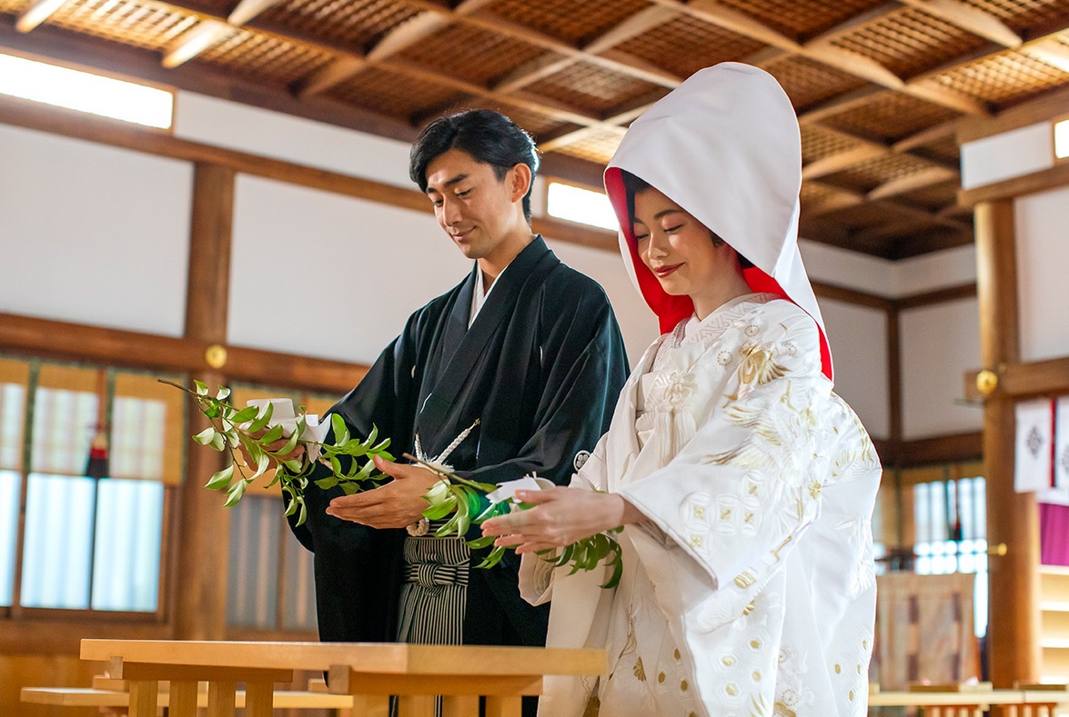 静々と神前に新郎新婦が歩みを進めれば、粛々と読み上げられる祝詞。