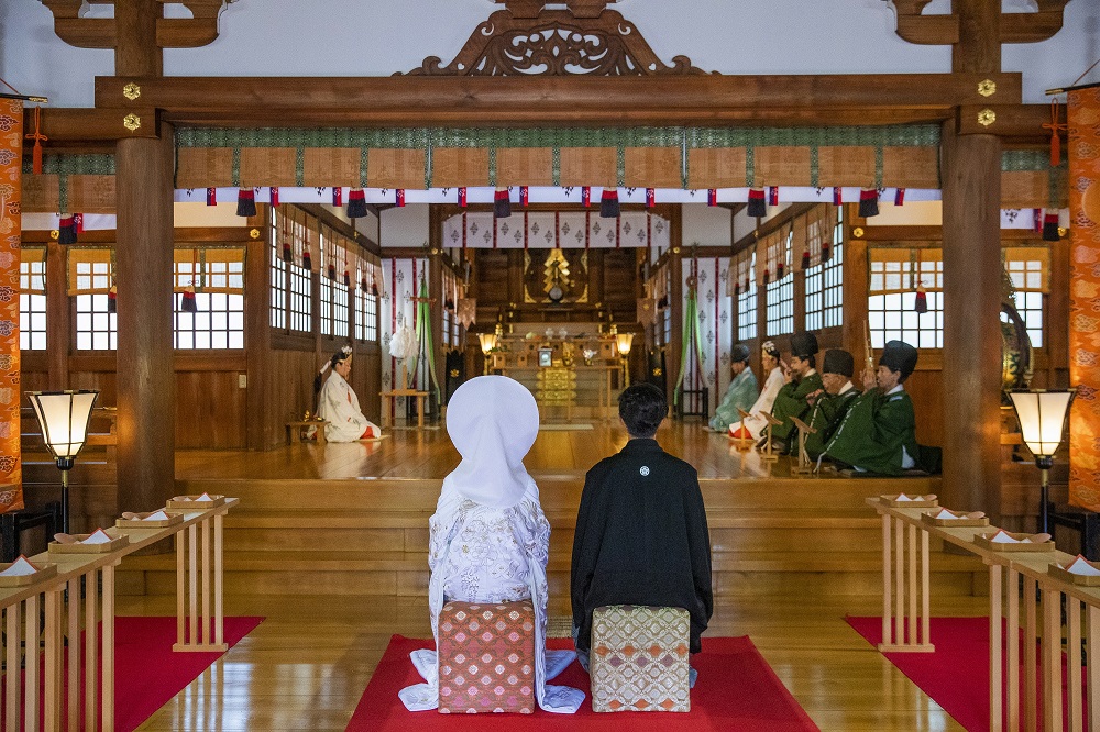 100名まで参列可能な本殿は、「尾張名古屋の総鎮守」厳かな中に雅びな和の伝統に満ちた挙式を。