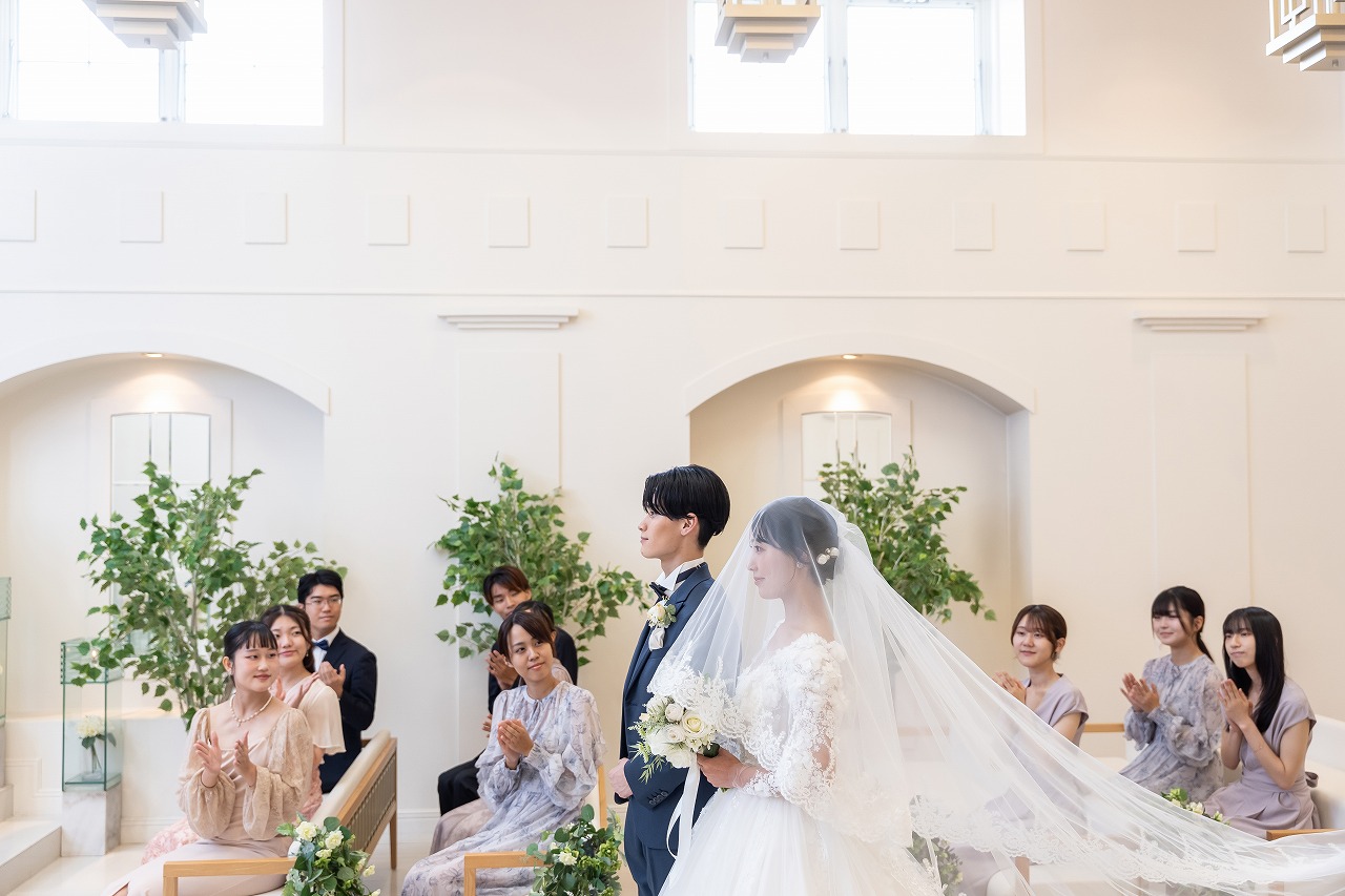 自然光と水が煌めくチャペルで<br />
感動的なセレモニーを