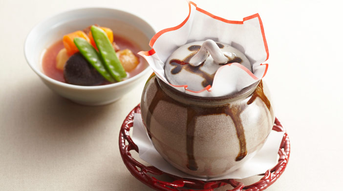 牛肉の副壺蒸しトマトスープ仕立てにはA5ランクの和牛を使用。コクのある味わいが会席に切れを生む