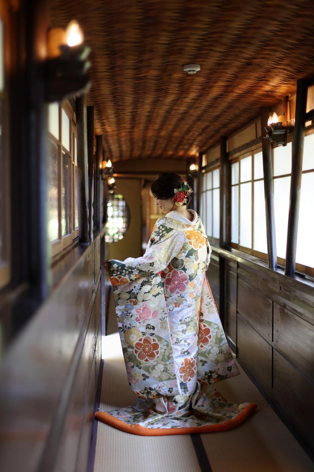 趣ある、網代(あじろ)天井の廊下。古き良き日本の良さが感じられます。