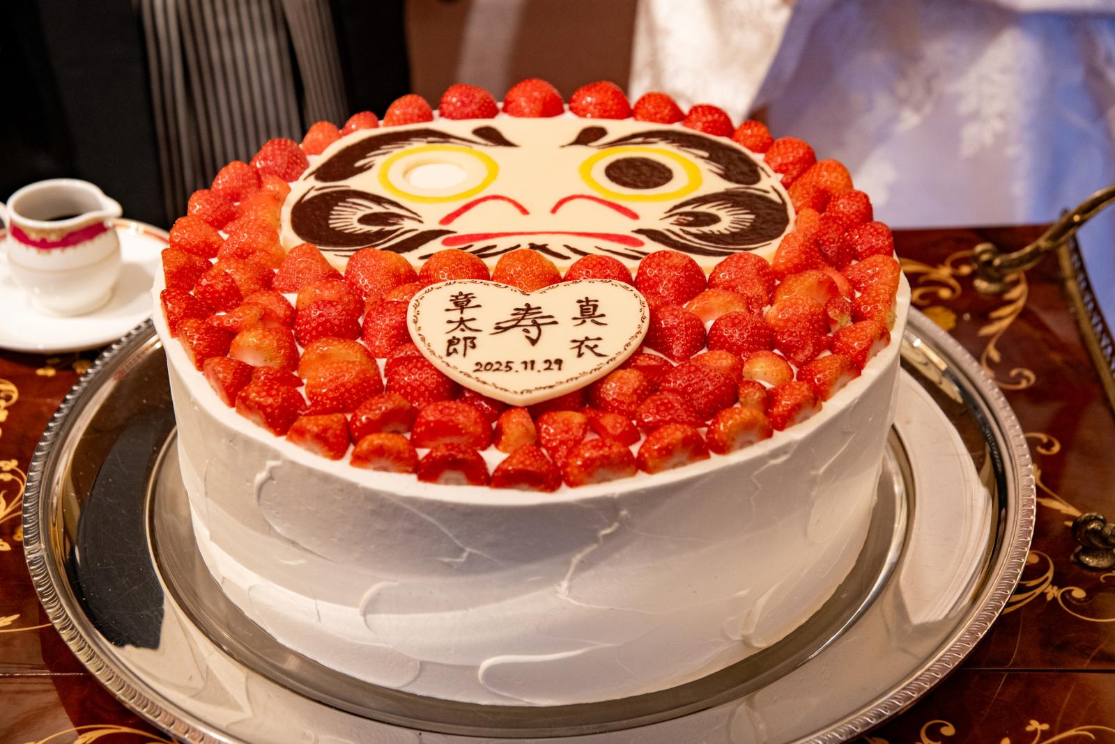 定番のウェディングケーキ。<br />
ダルマケーキは和装にも合います☆