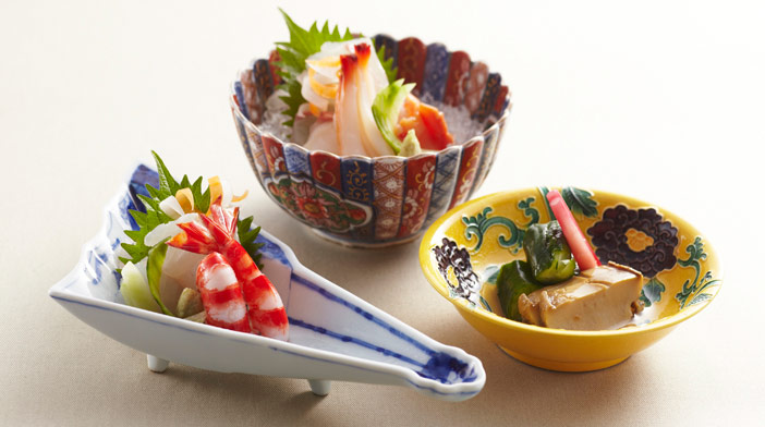 華やかな器は旬の食材と調理人の腕をいっそう引き立てます