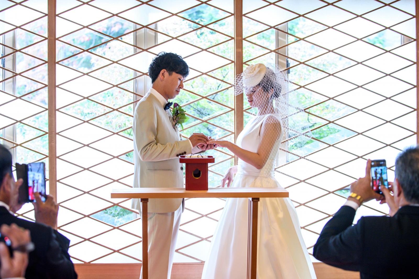 純白のウエディングドレスと和紙を通した温かみのある光がマッチします。