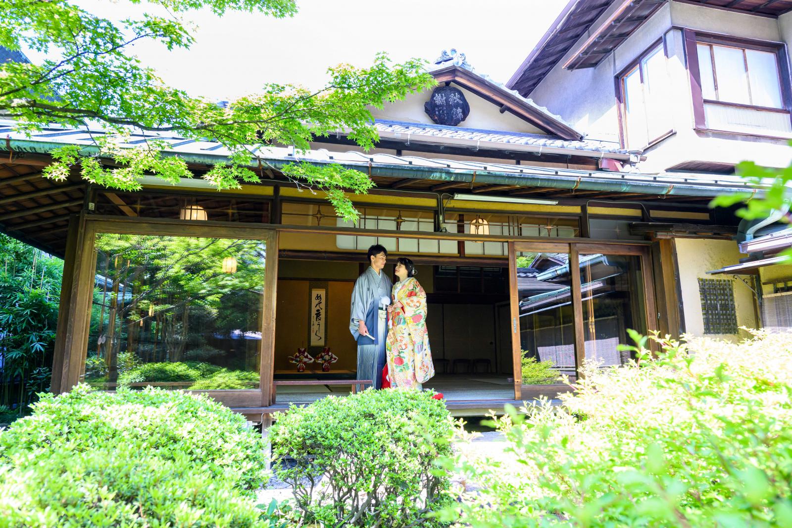広がる庭園風景と日本家屋が和装のお2人を引き立てる