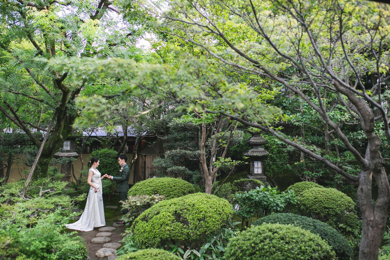 敷地面積1000坪に広がる広大な日本庭園でのロケーション撮影は新郎新婦様の姿を引き立てる