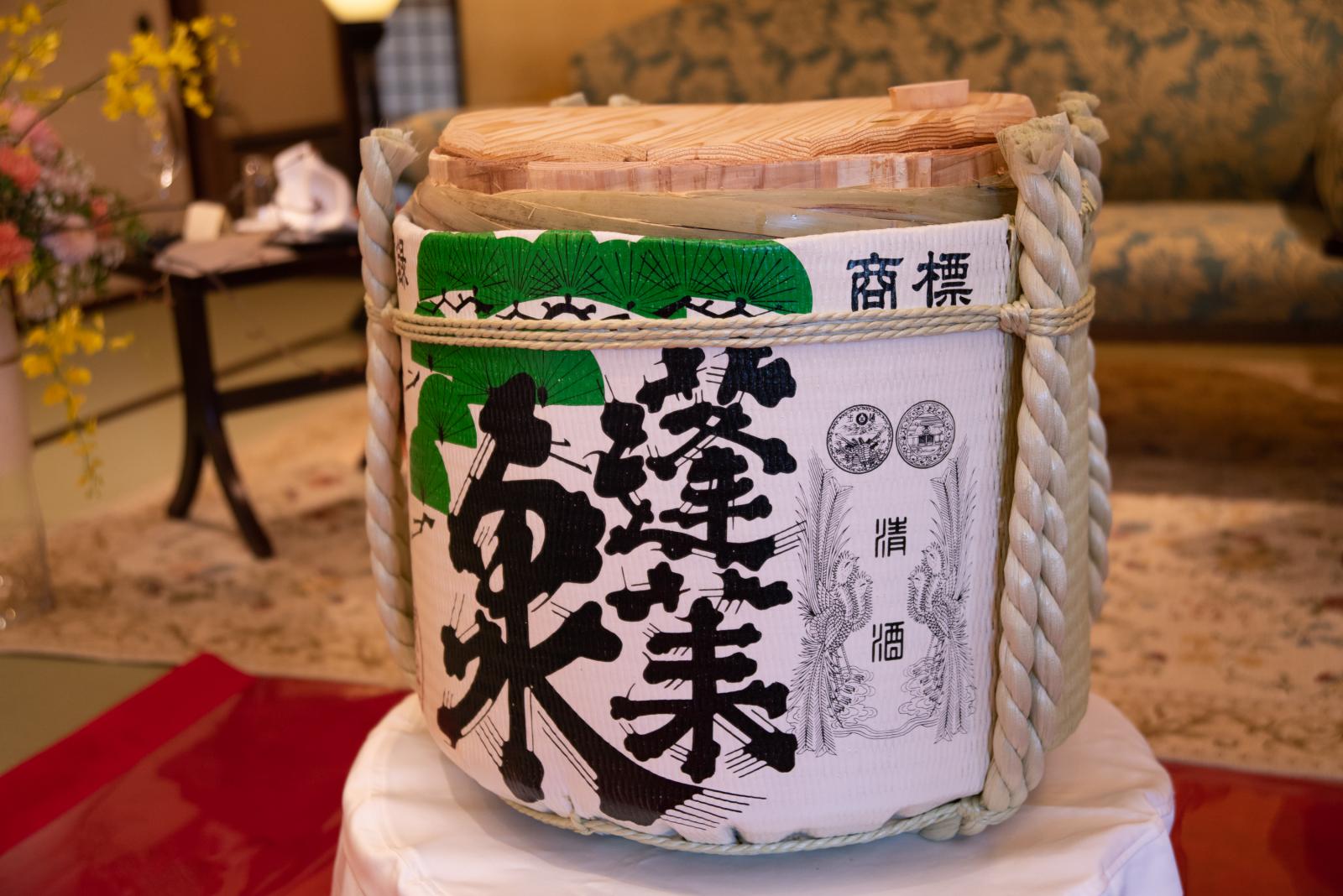 乾杯は鏡開きで縁起良く。披露宴中も樽から自由に注いでいただけます♪