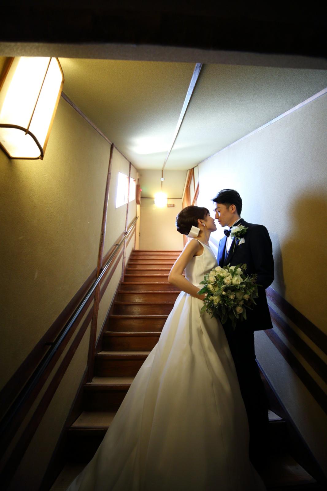 室内のフォトスポットが多数。<br />
日本家屋の中でもドレス姿を引き立てる