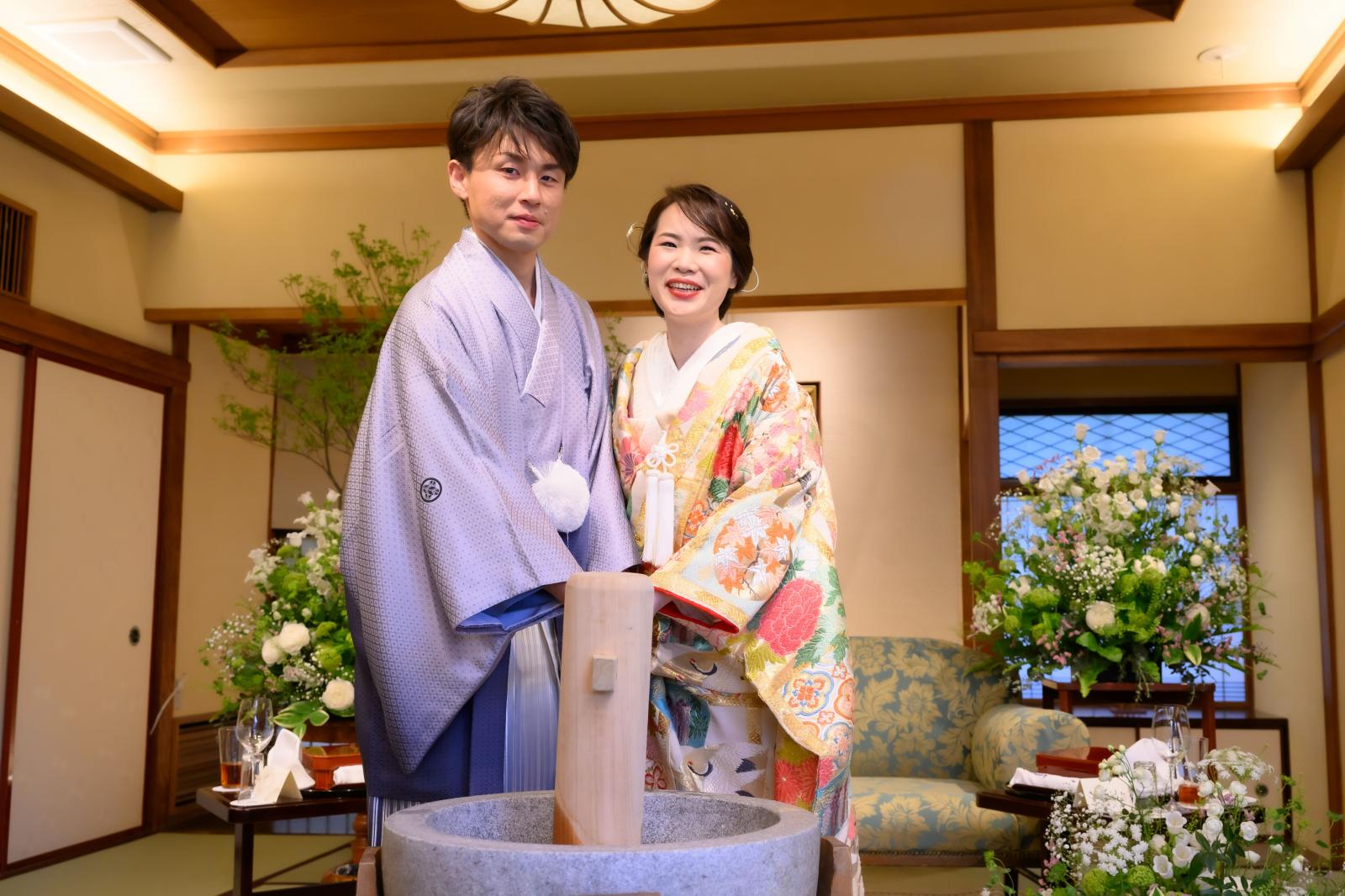 定番のウェディングケーキ<br />
ファーストバイトでお2人の幸せアピール☆