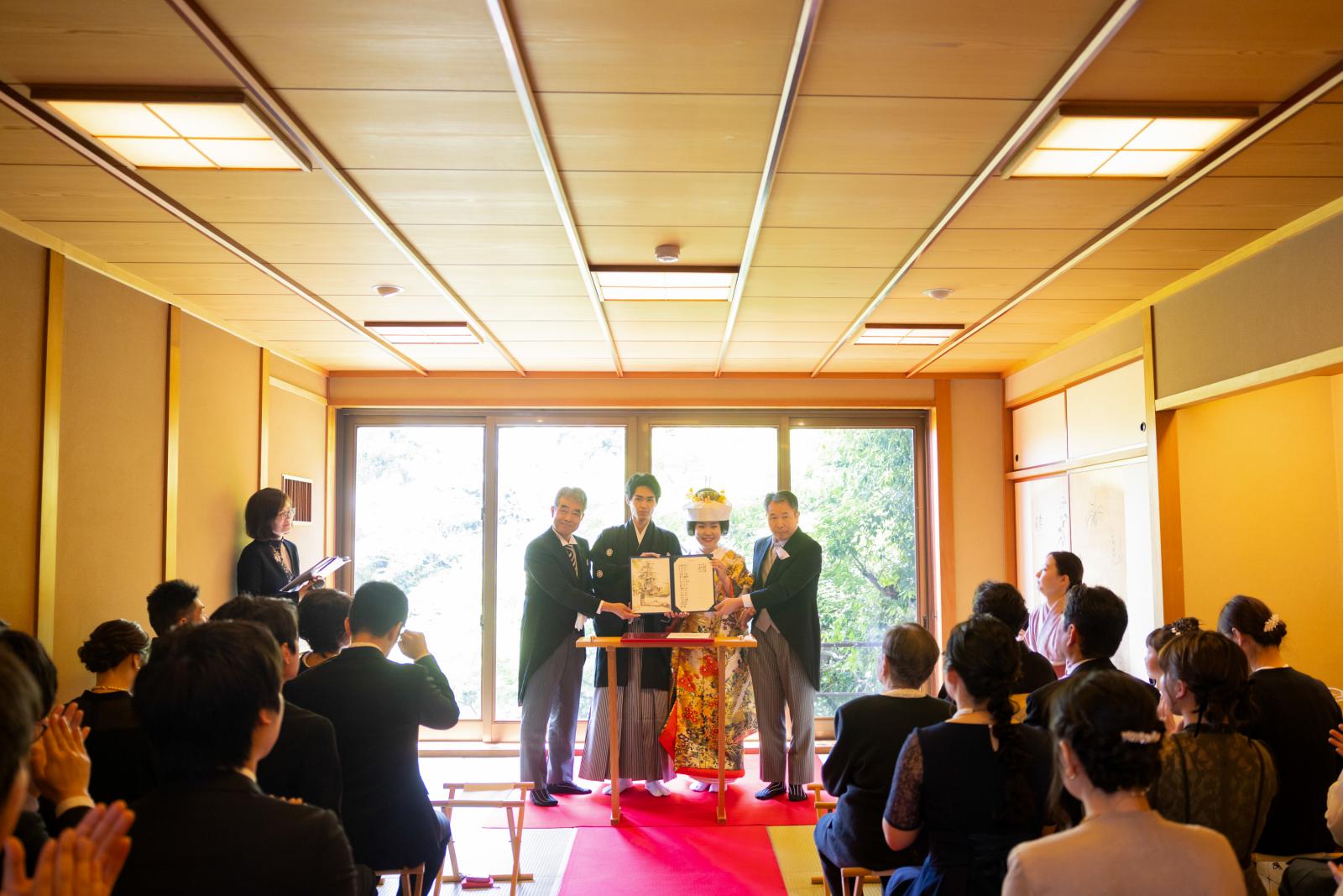 立会人代表サインをいただいて、結婚証明書の完成です。