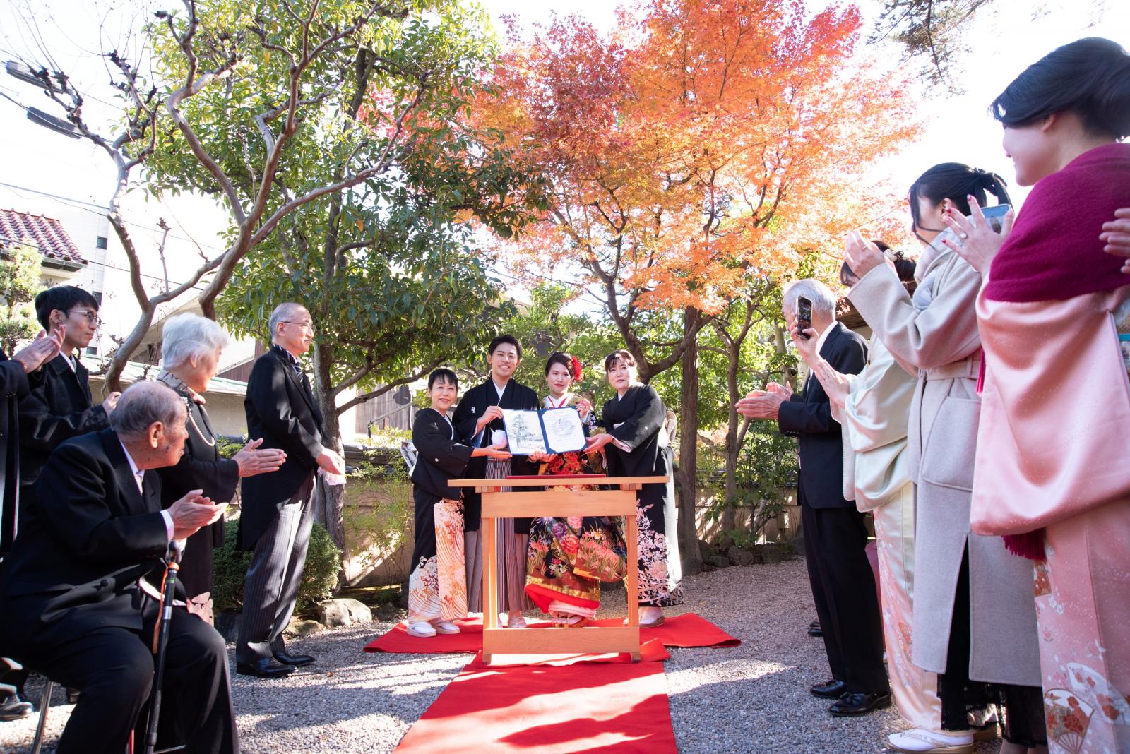気候のいい時期は屋外での人前式もおすすめ！<br />
秋は鮮やかな紅葉もお2人を祝福します。